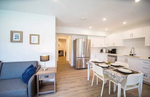 Colwood House | Seaside Suite + Private Yard : Walk to Royal Bay Beach