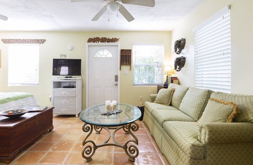 Mango Groves House | Secluded Cottage Close to Town w/Bikes & Hot Tub