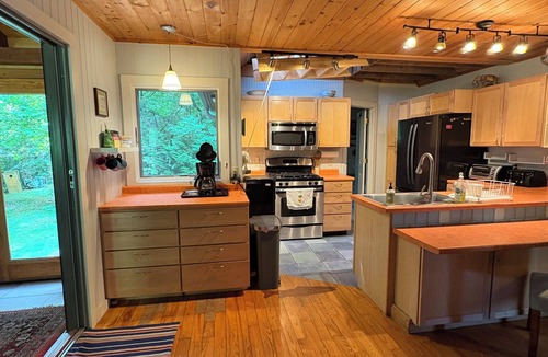 South Hero Cottage | Secluded, Wooded & Dog Friendly Home on Lake W/Casual Decor