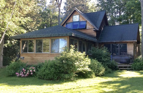 South Hero Cottage | Secluded, Wooded & Dog Friendly Home on Lake W/Casual Decor