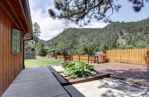 Keystone Cabin | Serene Pine-Surrounded Cabin Retreat near Mount Rushmore in South Dakota