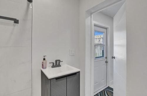 Ives Estates House | Serene Suite Near Aventura