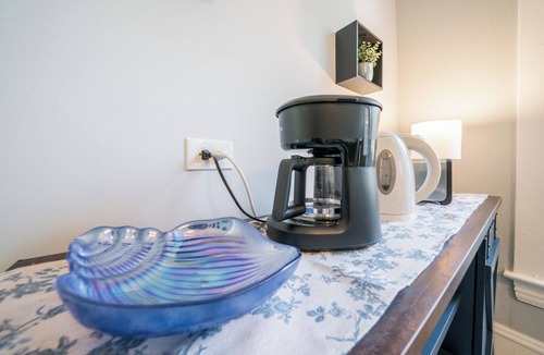 Hough Apartment | Serene & Sunlit 2BR Haven - 10 Mins to Downtown