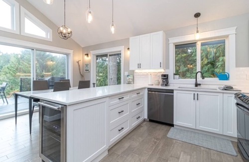 Shawnigan Lake House | Serenity on the Shore: 1-Acre Lakefront Getaway
