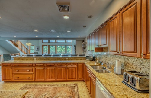 Carroll House | SH5 Luxurious Stone Hill Townhome w/magnificent ski slopes view, AC, Hot Tub, Dog Friendly!