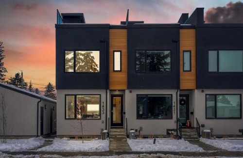 Shaganappi House | Shaganappi 2BR with private Baths, Walk to CTrain, Garage Parking, Full Kitchen