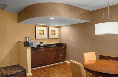Cuyahoga Falls Hotel | Sheraton Suites Akron Cuyahoga Falls