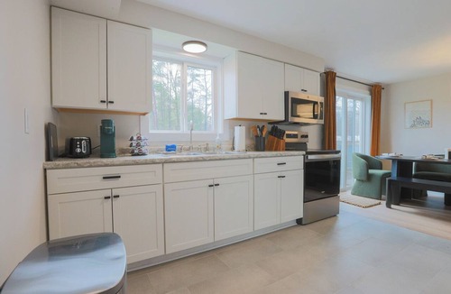 Malletts Bay Apartment | Shoreline Scandi Suite: Townhouse Near Trails