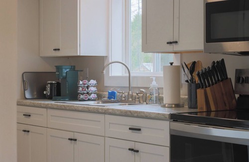 Malletts Bay Apartment | Shoreline Scandi Suite: Townhouse Near Trails