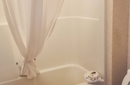 Wabamun Hotel | Shoreside Inn & Suites