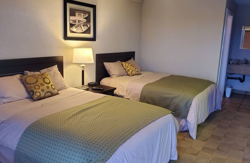 Wabamun Hotel | Shoreside Inn & Suites