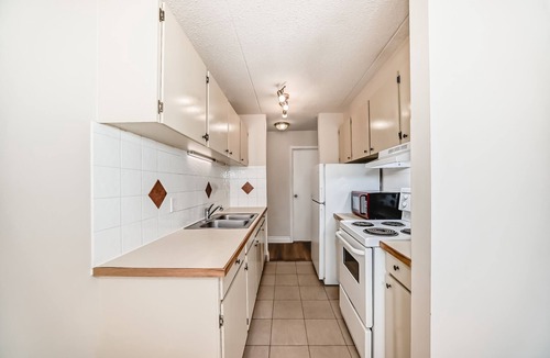 Strathmore Apartment | Short term Rental Welcome Nutrien ,CGC Inc Wheatland Plant, De Havilland.