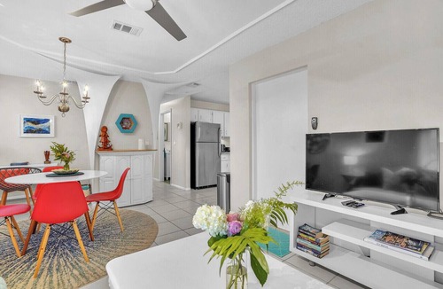South Palm Park Neighborhood Association Apartment | Short Walk to Beach/Town-Artistic Apt., Gorgeous Garden W/Beautiful Shared Pool