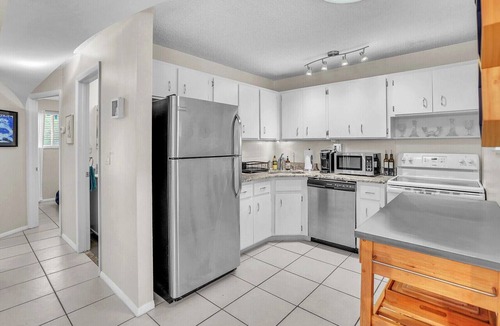 South Palm Park Neighborhood Association Apartment | Short Walk to Beach/Town-Artistic Apt., Gorgeous Garden W/Beautiful Shared Pool