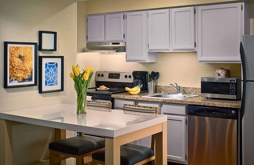 Middleburg Heights Hotel | Short Walk to Lake to Lake Western Trail Head! 2 Spacious Units W/Full Kitchen