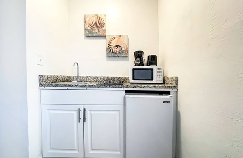Hollywood Lakes Apartment | Silver Spray Motel