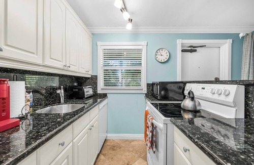 Grandview Heights Apartment | Simple & Cozy WPB Apartment #5
