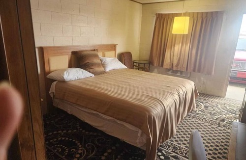 Quinter Hotel | Simple Yet Functional Room w/Comfy Bed Near Shiloh Vineyard for Wine Enthusiast