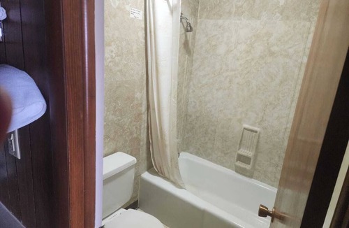 Quinter Hotel | Simple Yet Functional Room w/Comfy Bed Near Shiloh Vineyard for Wine Enthusiast
