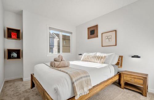Southeast Edmonton House | Single Detached Full House with Ping Pong King Bed and Garage