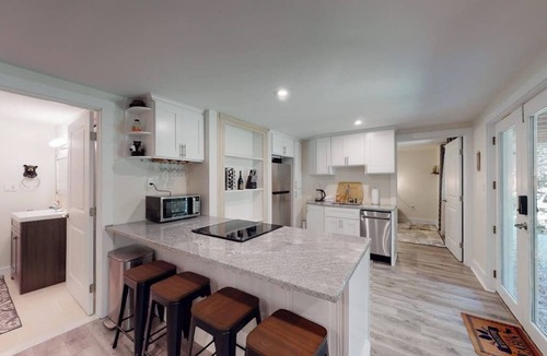 Windham House | Single-Level Duplex with Fast WiFi & a Full Kitchen - Close to Magic Mountain