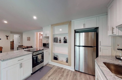Windham House | Single-Level Duplex with Fast WiFi & a Full Kitchen - Close to Magic Mountain