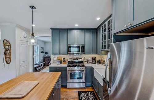 South Pomfret House | Six Ski Hill Home with Mountain Views, Pet-Friendly