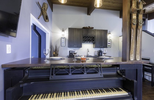 Grantham House | Ski Chalet-Style Home with Hot Tub Spa, Eastman Community