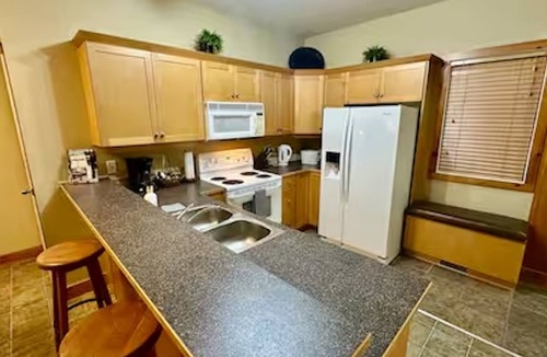 East Kootenay Condo | Ski & Golf Getaway Suite - private hot tub - 2 bed