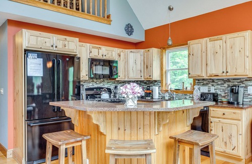 North Conway Cabin | Ski, Hike & Fish: Chalet w/Hot Tub in Conway