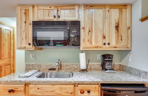 North Conway Cabin | Ski, Hike & Fish: Chalet w/Hot Tub in Conway