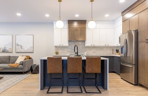 East Kootenay Ski Chalet | Ski In/Out. Luxury with Hot Tub & EV Charger