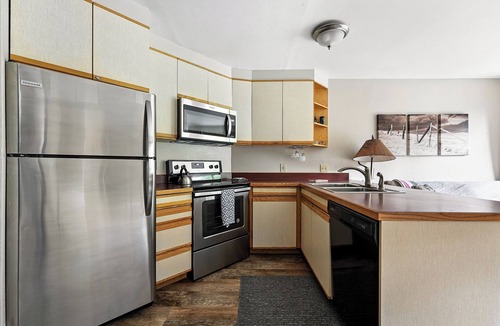 Winter Park Apartment | Ski in/ski out condo at Winter Park - cozy slopeside with pool, hot tub & more