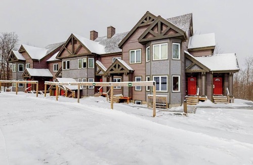 North Troy Condo | Ski-in/ski-out mountain-view condo next to Grammy Jay trail w/board games, W/D