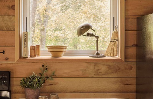 Brownsville House | Skyhawk Cabin: refined modern getaway with hot tub