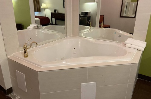 Willoughby Hotel | SkyLight Inn Cleveland - Willoughby