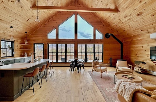 Sunderland Cabin | Skyline Cabin: Panoramic Mountain Views, Hot Tub, Fire Pit, Skiing, Manchester