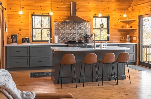 Sunderland Cabin | Skyline Cabin: Panoramic Mountain Views, Hot Tub, Fire Pit, Skiing, Manchester