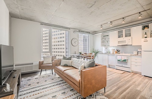 Gateway District Apartment | Skyline Views 17th‑Fl Rooftop Pool & Sauna Steps to Stadiums & Dining