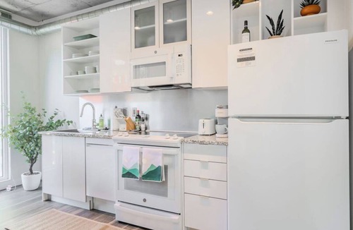 Gateway District Apartment | Skyline Views 17th‑Fl Rooftop Pool & Sauna Steps to Stadiums & Dining
