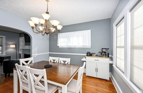 Akron House | Sleeps 5-12, BBQ, AC/Heating, Wi-Fi, Parks 6, Outdoor Smoking Allowed
