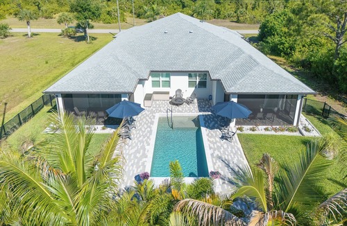 Rotonda Lakes Villa | Sleeps 6, full refund*, shared heated salt pool