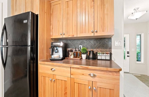 Markerville House | Sleeps up to 8. Steps to the beach and Lakeshore shopping and dining!