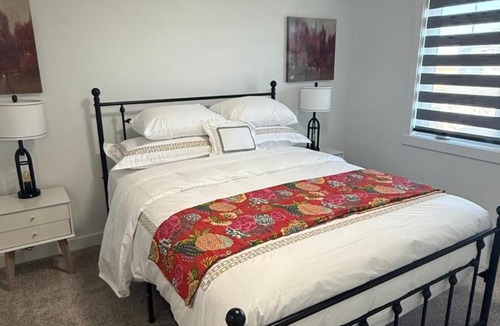 Silverado House | Slice of Heaven-Near Spruce Meadows 2 Car Garage - Central AC avail - Slps 8 -Entire Home