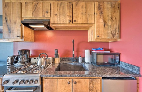 East Burke Condo | Slopeside Burke Mountain Condo w/Fireplace!