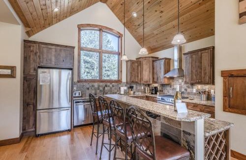 Old Town House | Slopeside Villa 136 I Fantastic Ski Views I Steamroom I Activity Program