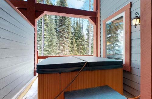 Snow Pine Estates House | Snowbanks 3