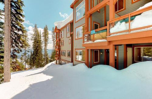 Snow Pine Estates House | Snowbanks 3