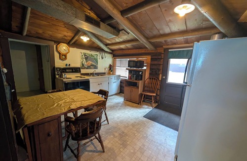 The Pas Cabin | Snowy Owl: A lakefront log cabin at Clearwater Lake for the whole family!