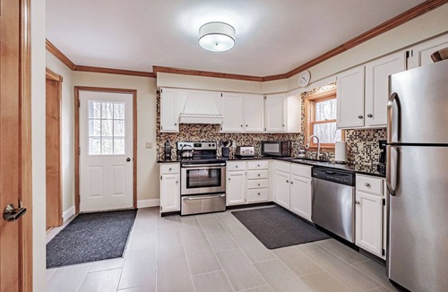 Bethel House | Snowy Owl - Dog friendly, Cozy Cape, 3 bedroom, 2 bath on dead end road!